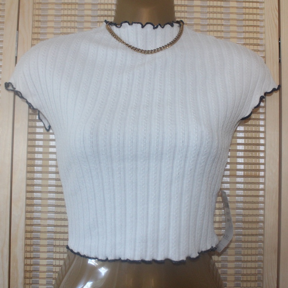 White ribbed top with a blue trim